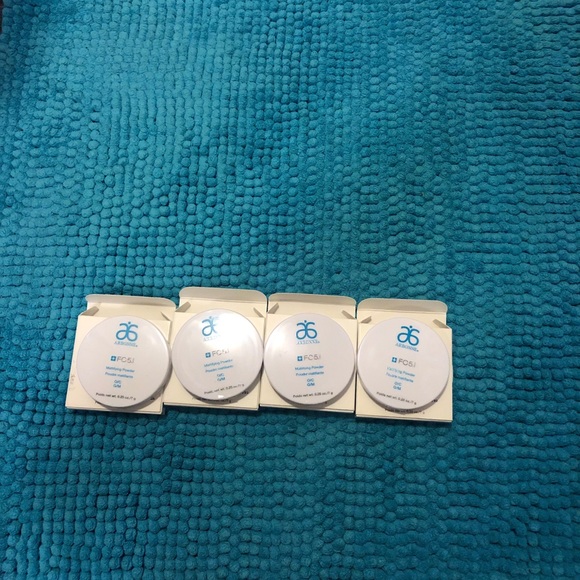 NEW Arbonne Mattifying Powder - Picture 5 of 6